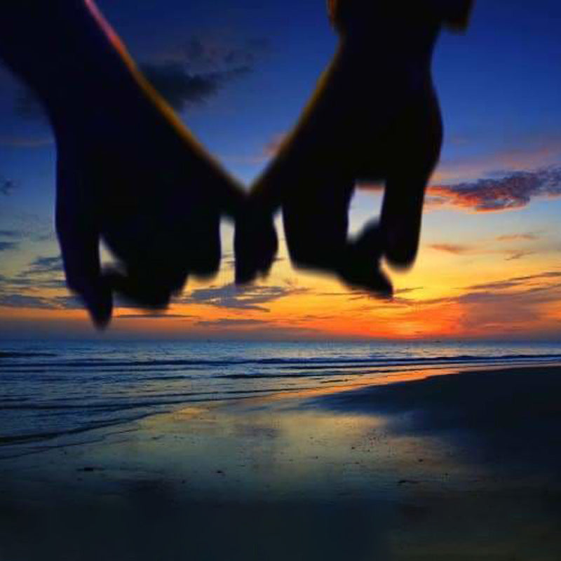 Lovers Holding Hands | Jigsaw Puzzle Australia